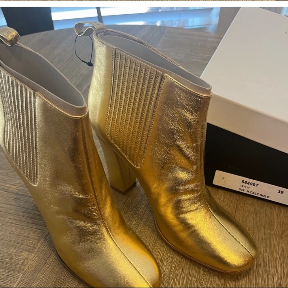 Marc Jacobs Gold Chelsea Boots . Size 8.